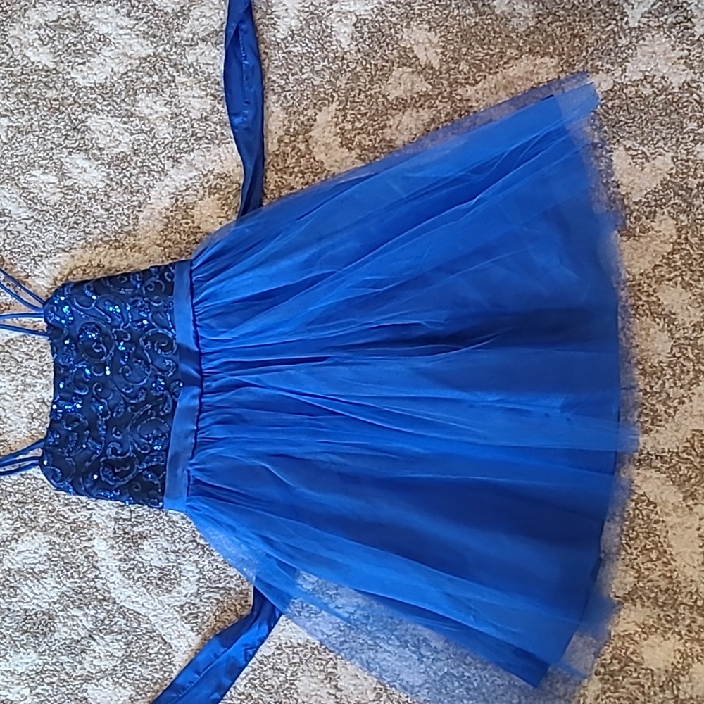 Girls holiday/formal/performance dress size 8 to 10, comes w a matching headband